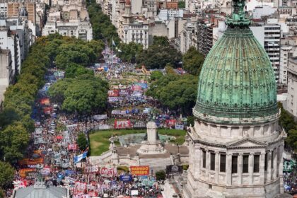 Senado argentino aprova reforma trabalhista em meio a protestos