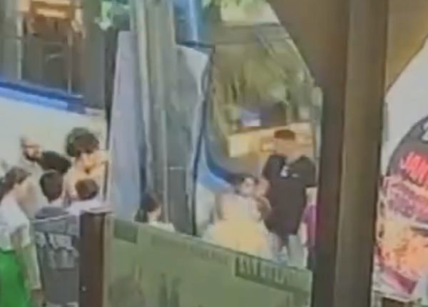 Motorista de ônibus perde controle e atropela família em Jacarepaguá, dois gravemente