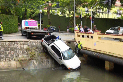 Acidente no Leblon: Carro cai em canal e gera caos no trânsito