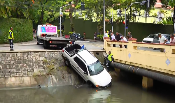 Acidente no Leblon: Carro cai em canal e gera caos no trânsito