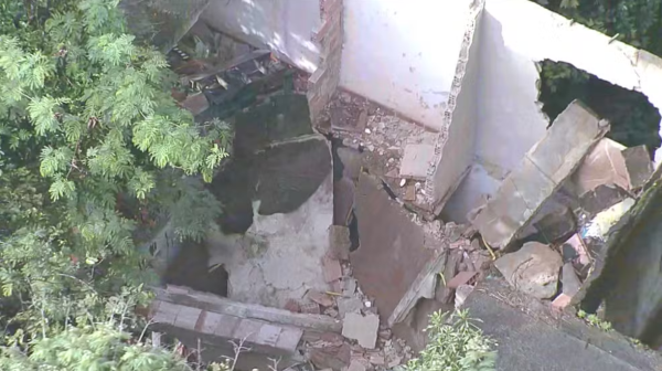 Mulher de 62 anos é resgatada após desabamento de casa em São