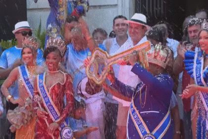 Paes entrega chaves da cidade pela última vez e aponta sucessor