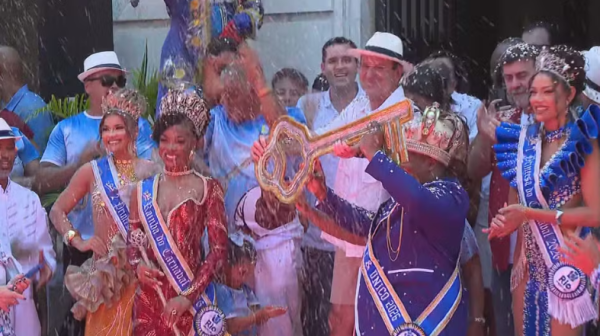 Paes entrega chaves da cidade pela última vez e aponta sucessor