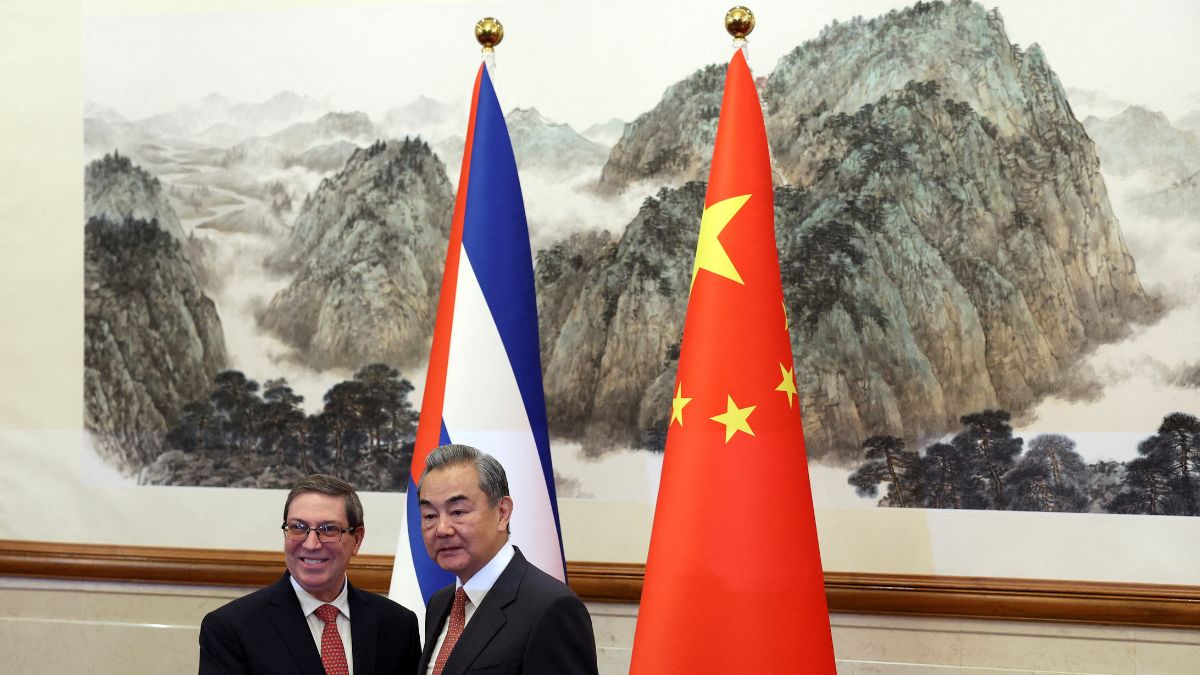 China apoia Cuba firmemente contra interferência externa em visita oficial