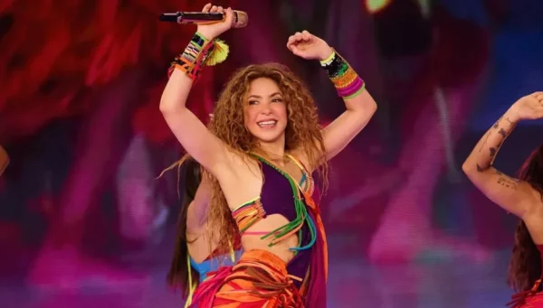 Shakira grava vídeo em português e promete show inesquecível na praia de