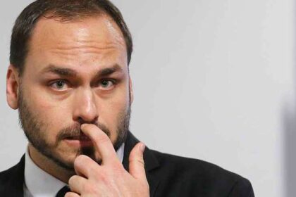 Ministério Público reabre investigação de rachadinha contra Carlos Bolsonaro