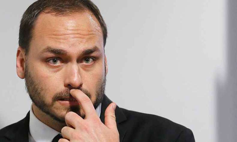 Ministério Público reabre investigação de rachadinha contra Carlos Bolsonaro