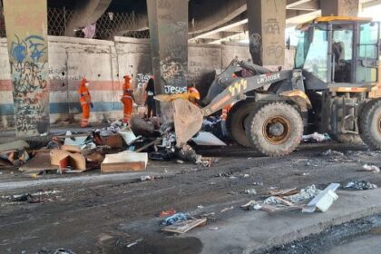 Prefeitura do Rio remove toneladas de lixo e apreende armas em Coelho