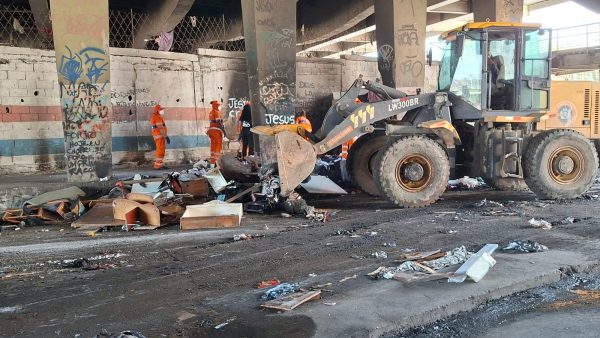 Prefeitura do Rio remove toneladas de lixo e apreende armas em Coelho