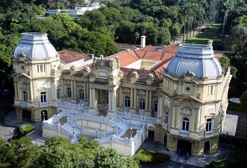 Treze secretários do governo Cláudio Castro devem deixar cargos para disputar eleições