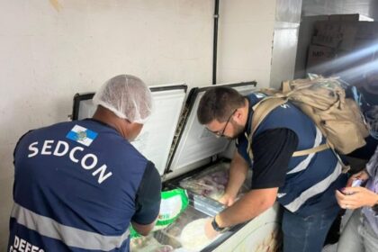 Procon apreende 164 kg de alimentos vencidos em mercados de Angra dos