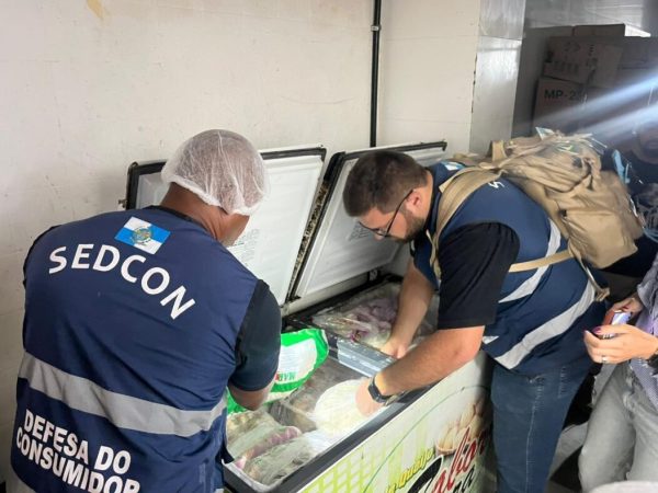 Procon apreende 164 kg de alimentos vencidos em mercados de Angra dos