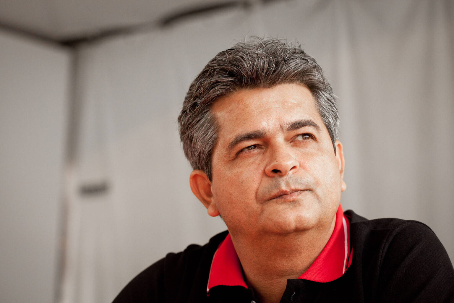 Ney Franco preso no Qatar relata explosões em meio a Guerra no