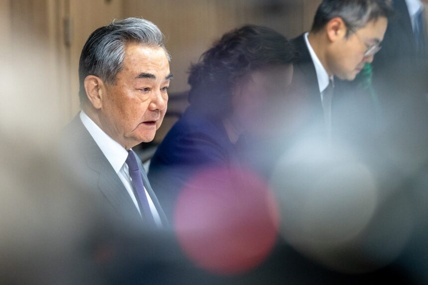 China adverte: ataques a irã são inaceitáveis e abismo perigoso