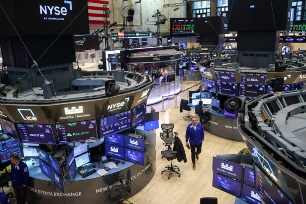 Wall Street otimista: S&P 500 projetado para alta mesmo com crises