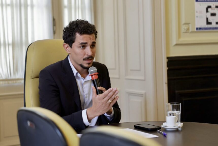 Salvino Oliveira retorna à Câmara do Rio e refuta acusações de facção