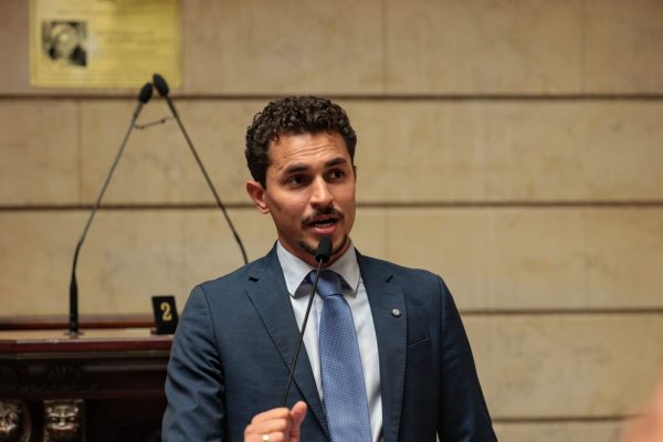 Vereador Salvino Oliveira deixa prisão por determinação da Justiça do Rio