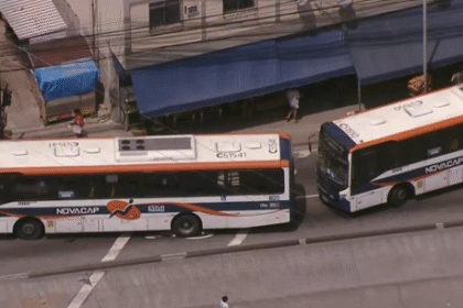 Praça Seca: ônibus bloqueiam Rua Cândido Benício após operação policial