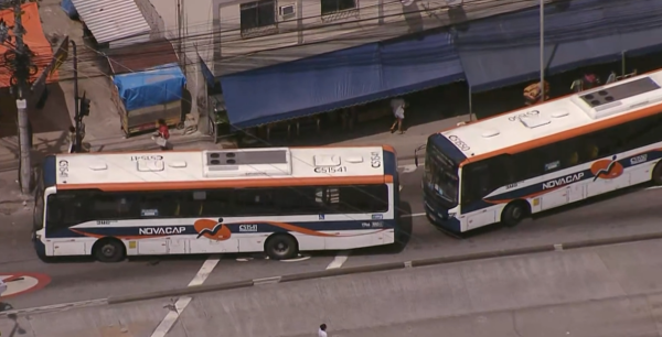 Praça Seca: ônibus bloqueiam Rua Cândido Benício após operação policial