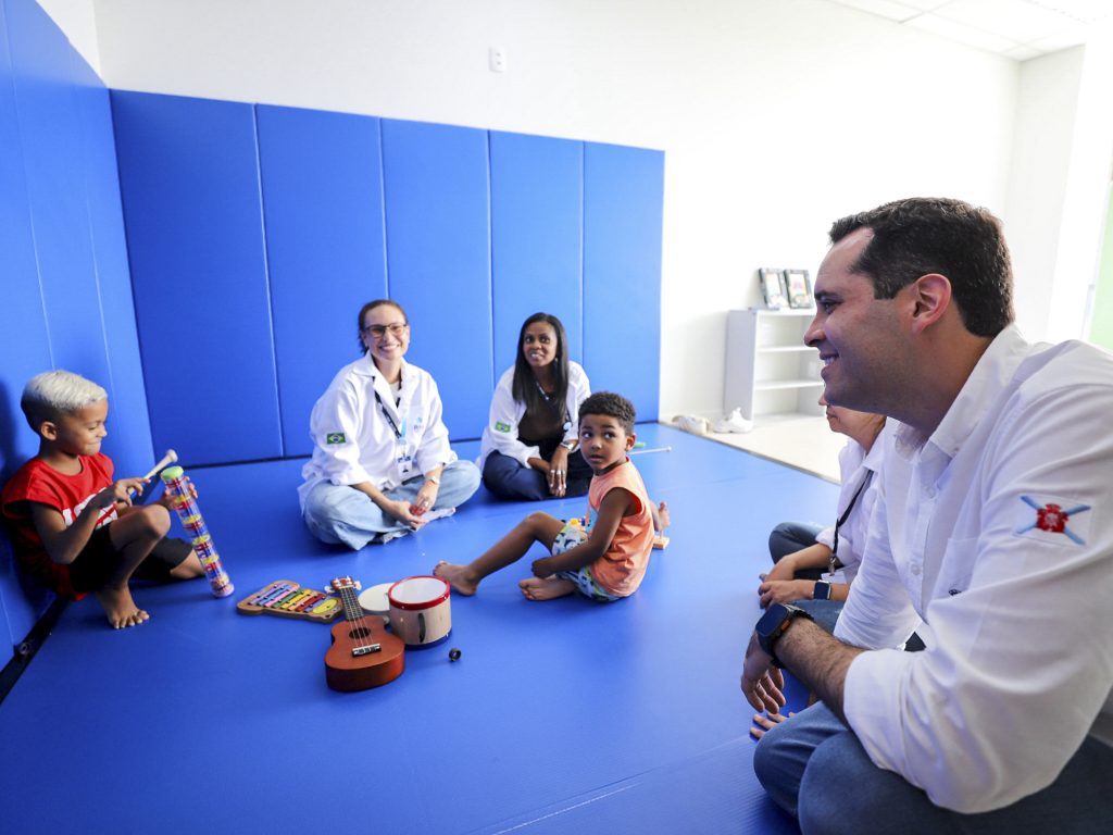 Rio: Eduardo Cavaliere reage ao caso Chappell Roan e acolhe fã