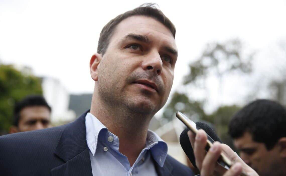 Flávio Bolsonaro lidera sobre Lula no Rio, indica novo levantamento