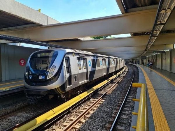 Governo do estado oficializa subsídio para manter tarifa do metrô em R$
