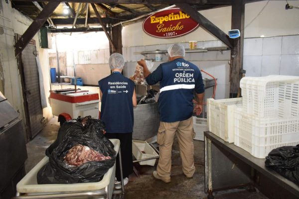 Fábrica clandestina de espetinhos interditada no Andaraí: 700 kg de alimentos descartados
