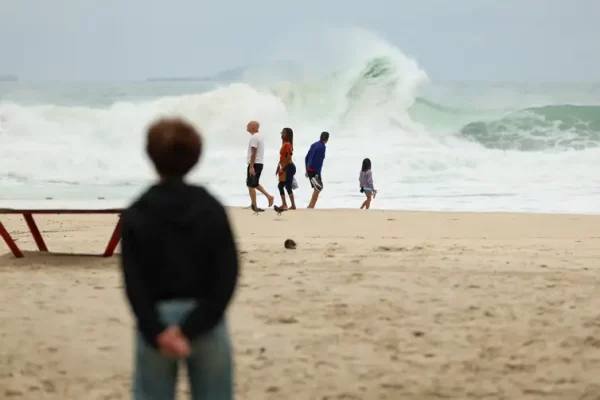 Alerta de ressaca: Marinha prevê ondas de até 3 metros no litoral