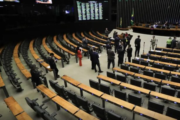 Câmara adota votações remotas na janela partidária, esvaziando plenário