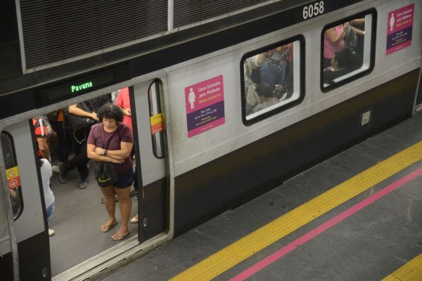 Vagões femininos em trens e metrô: proteção ampliada sem limite de horário