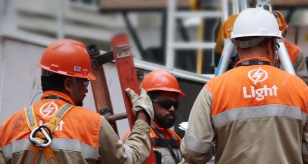 Apagão no Rio: cerol em linha de pipa deixa 190 mil sem