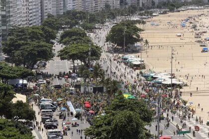 Manifestantes em Copacabana protestam contra o governo e o STF