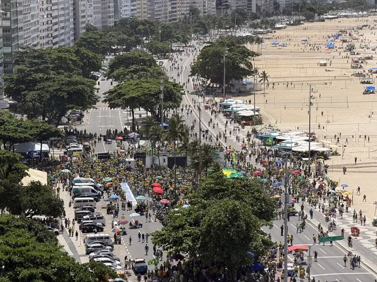 Manifestantes em Copacabana protestam contra o governo e o STF