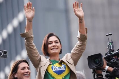 Michelle Bolsonaro revela pequena cirurgia Após ausência em ato político