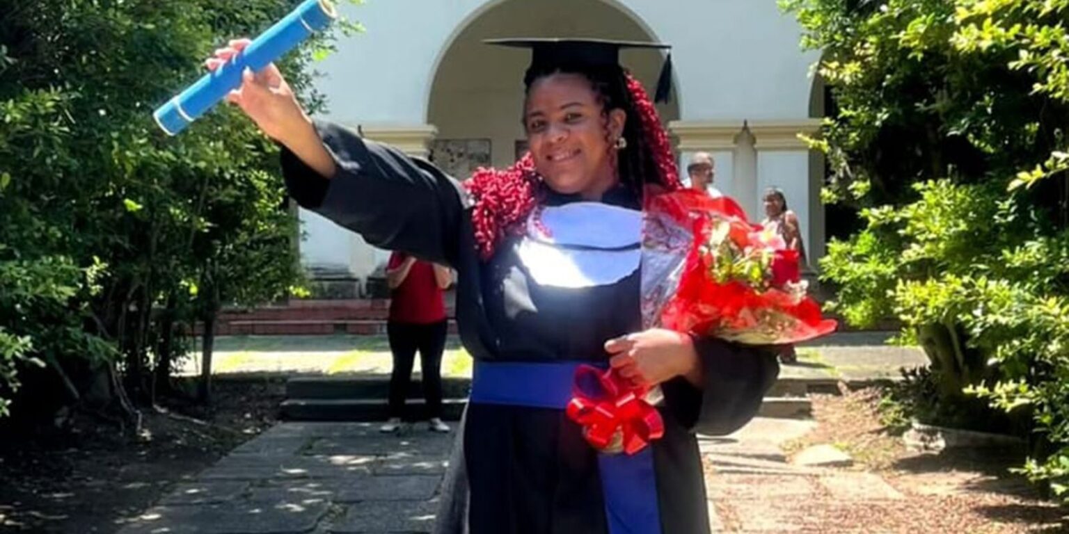 Mulher trans entra na universidade 25 anos após violências escolares