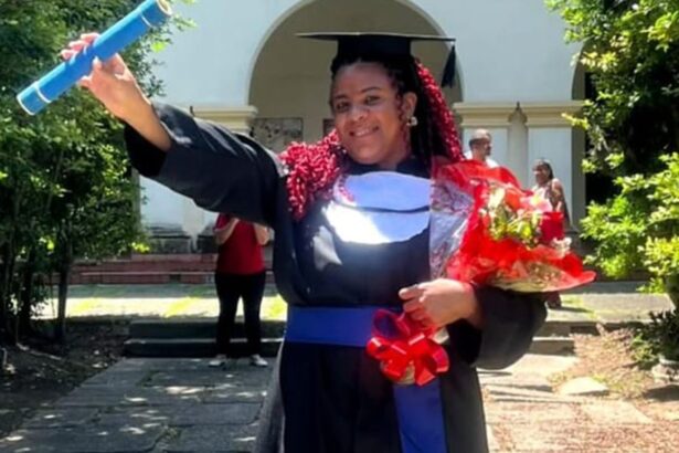 Mulher trans entra na universidade 25 anos após violências escolares